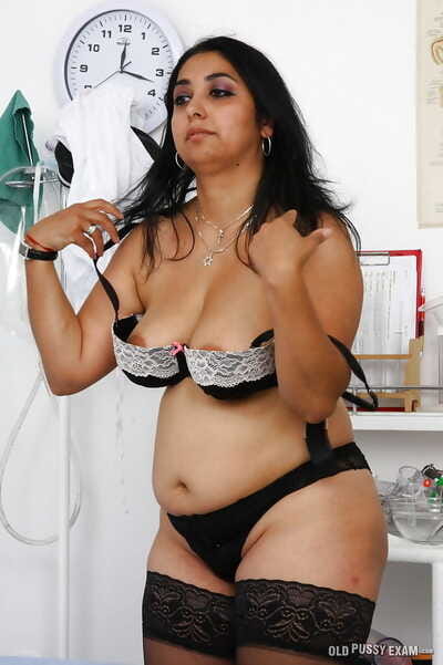 زيادة الوزن الهندي امرأة أليس تجريد أسفل إلى جوارب في gyno مكتب