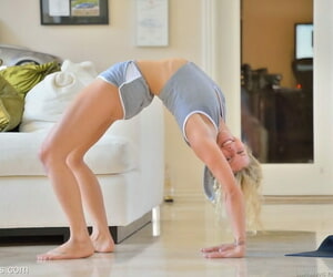 Flexible kermis Babe Streifen Nur über und tut einige Yoga Posen in ein Zustand der Natur