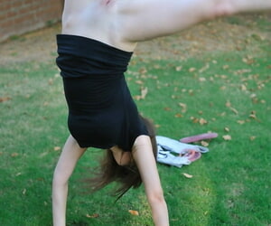nerdy tiener meisje neemt tekort Houden haar Yoga Broek permanent beluchten haar strak kont in combinatie met ontdaan Kut
