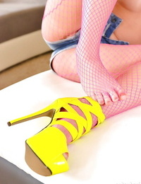 法语 模型 Milane Blanc 建模 渔网 和 黄色的 高 高跟鞋