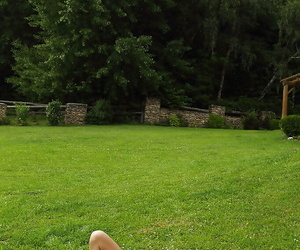 Lusty Adolescente cutie Tomando fora ela Biquini e brincando ela fenda ao ar livre