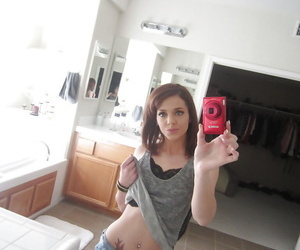الذهاب ثابت مع فاتنة كيرا مثيرة للاهتمام selfies و عرض لها الثدي و كس