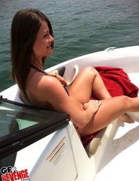 przelecieć Brunetka włosy młody poślizgu off jej Bikini w w łódź przejście
