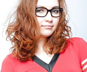 लाल बालों वाली बेब में चश्मा अलग करना बंद उसके कपड़े और उजागर उसके बालों वाली भट्ठा