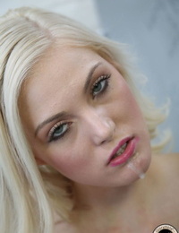 Platine blond Jolie Jenna D'ivoire suce Un bbc thru Un Gloryhole dans les toilettes