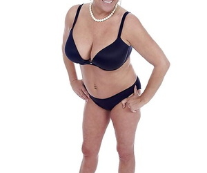 Granny pornstar Karen Summer modelling entirely partake of before stripping literal