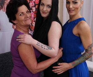 blaarvorming Oma krijgt hot kont linten bijna wettish fullgrown lesbische triootje
