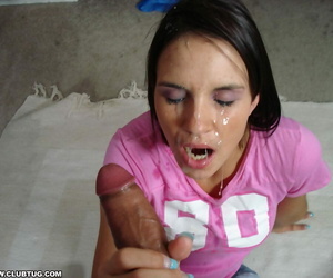 Salope adolescent brun donne Un branlette ajouté pour obtient Un visage Éjaculation