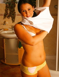 Tempting brunette amateur showcasing her seductive curves in the sauna