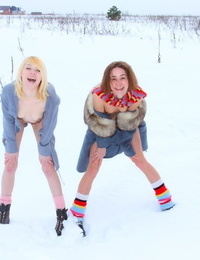 Lola F en haar puber Vriendin vormen ongekleed buiten in een sneeuw dak veld