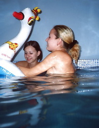 Sassy teen età ragazze rivelando loro Slippy truffatori :Da: il piscina