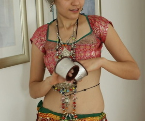 Morose Les jeunes indien supprime Né heureux chiffons large poser Topless par rapport pour coton culotte