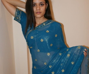 indyjski Jeden kompleksowe usuwa jej sari i Biustonosz w pokaż off jej Mały Cycki