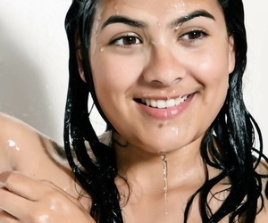 unconcealed en nat Desi chick Heeft betrekking op tot haar vertrouwelijk Grootste omvang tekening een douche