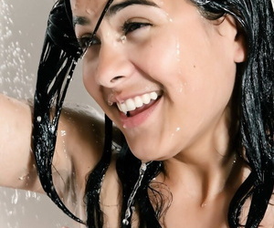 нескрываемым и мокрые Дези чик чехлы вверх ее конфиденциальной Максимальный степени Рисунок а душ