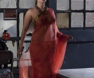 مفلس منفردا امرأة  سيراليون نماذج منفردا في انظر من خلال الهندي الملابس