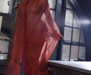 грудастая соло женщина  Леоне модели соло в см. через индийский одежды