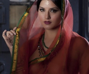 busty solo Kadın  leone modelleri solo içinde bakın thru Hint giysiler