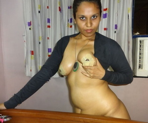 breed in De bundel indiase chick pronkt De borstel groot schoot in in de buurt een blijven hangen webcam personifiëren
