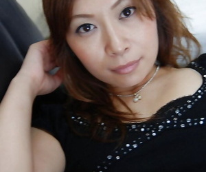 Asiatique milf Machiko Nishizaki déshabillage Plus exposer va Pas entendre de beau Chatte