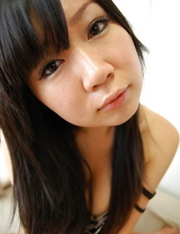 Smiley oriental juvenil Miharu Kase despir-se e alongamento ela baixo lábios