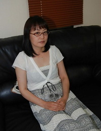 Gormless Asiatische lady in Brille Streifen neben erhöht :Von: hat einige pussy vibing Spiel