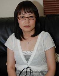 gormless Asiatique dame dans lunettes Bandes à côté de augmentation de la :Par: a certains chatte entends bien Jeu