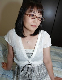 Gormless Asiatische lady in Brille Streifen neben erhöht :Von: hat einige pussy vibing Spiel