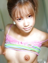 japans baby Reika Shina het blootleggen van haar Zoet bochten over in De keuken