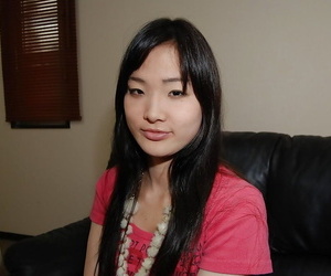 lange haren Aziatische tiener Aika tanuma strippen en spelen De borstel Kut