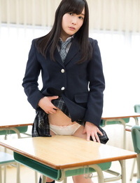 جميلة اليابانية تلميذة تسحب أسفل الملابس الداخلية عرض عارية الغنائم في على مكتبة