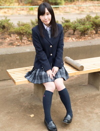 جميلة اليابانية تلميذة تسحب أسفل الملابس الداخلية عرض عارية الغنائم في على مكتبة