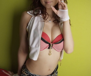 redhead aziatische Misa Kikouden laat haar  lichaam met Een toename van attracties een dildo