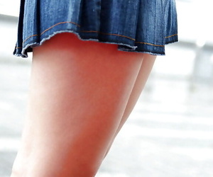 सुन्दर एशियाई लिप्त योन miniskirt दिखा रहा है उसके आकर्षक tortuosities