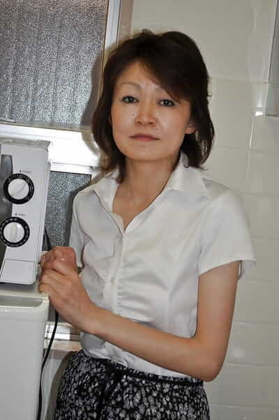 Timide mature Asiatique dame Takako kumagaya déshabillage et diffusion Son les jambes