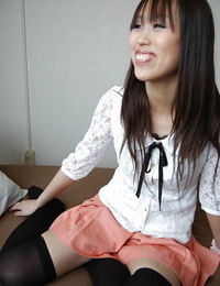 Smiley giapponese principessa ottenere spogliata e esporre peloso gash in Chiudere fino
