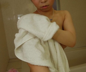 Fuckable asian teen Naomi Ide showcasing her trimmed slit after bath