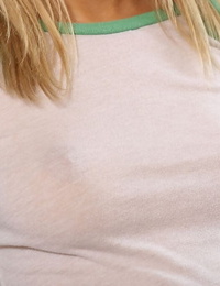blond chicito Mit Größte Titten taylor Unterschreitung zu zeigen Ihr Abfall