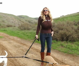 milf amateur Kelly Madison is het hebben van een Nice wandelen Sluiten :Door: haar honden