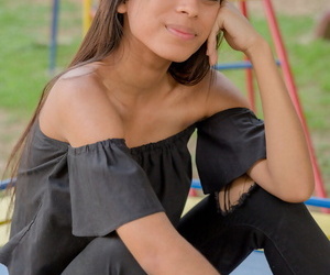 Smiley hot Glamour meisje Karin Torres op zoek sexy in geript Jeans op een swing