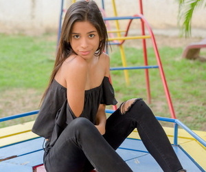 Smiley hot glamour meisje Karin Torres op zoek sexy in geript Jeans op een swing