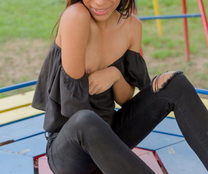 Smiley caldo glamour Ragazza Karin Torres cercando sexy in strappato jeans su un swing