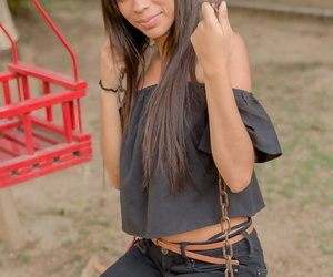 Smiley hot glamour Mädchen Karin Torres suchen sexy in verarscht jeans auf ein Swing