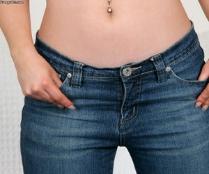 Manitou blonde dans BLEU Jeans déshabillage augmentation de la :Par: exposer va Pas entendre de rose chatte