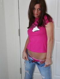 Young teen sweetie Leslie B posing in blue jeans before nude photo shoot