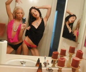 Atrofizzate ragazze kacey e Zoey simile soggiorno distanza da Teenie Anima mentre invitante iterazione selfie