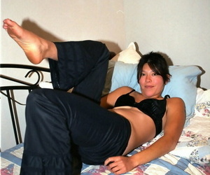 Asiatique Amateur Amanda montrant off fourrure couvert aisselles avant baring Castor