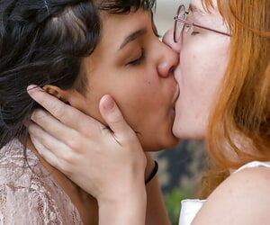 Tiro البنات كلو V معا مع يارا تقديم A اليد في مثلية عرقي التزاوج فرح