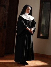 atraente freira no branco meia-calça Lea Lexis despe e Se masturba no o Chão