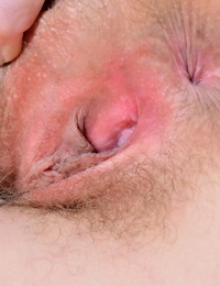 Curlyhaired Леона демонстрирует небритый подмышки и  киска в сексуальная сапоги